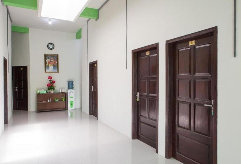 Otel Reddoorz Near Banyuwangi Baru Station