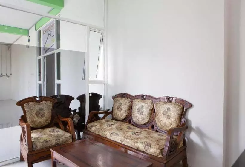 ホテル Reddoorz Near Banyuwangi Baru Station