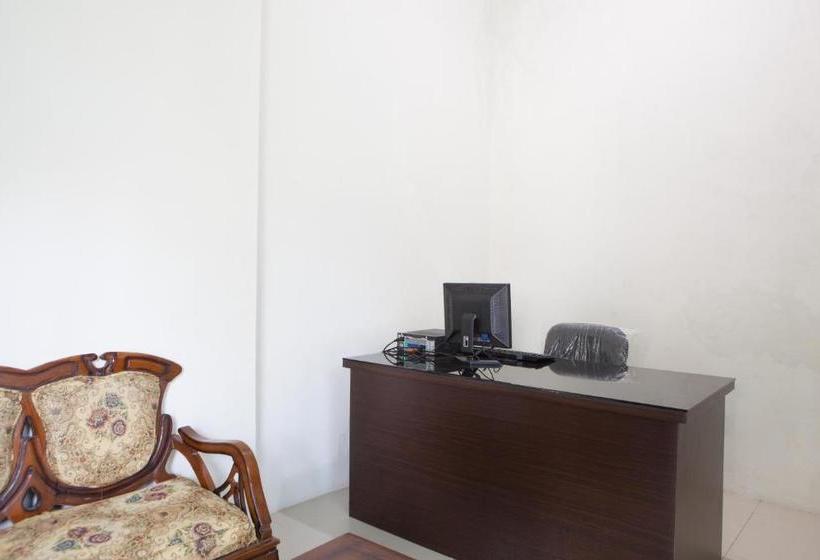 Otel Reddoorz Near Banyuwangi Baru Station