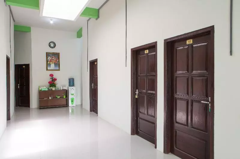 ホテル Reddoorz Near Banyuwangi Baru Station