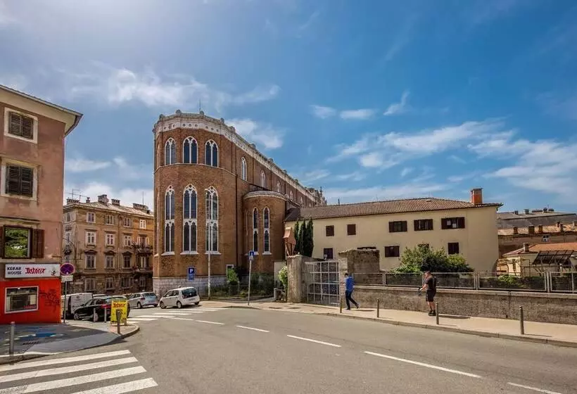 Number 1 Deluxe Apartments