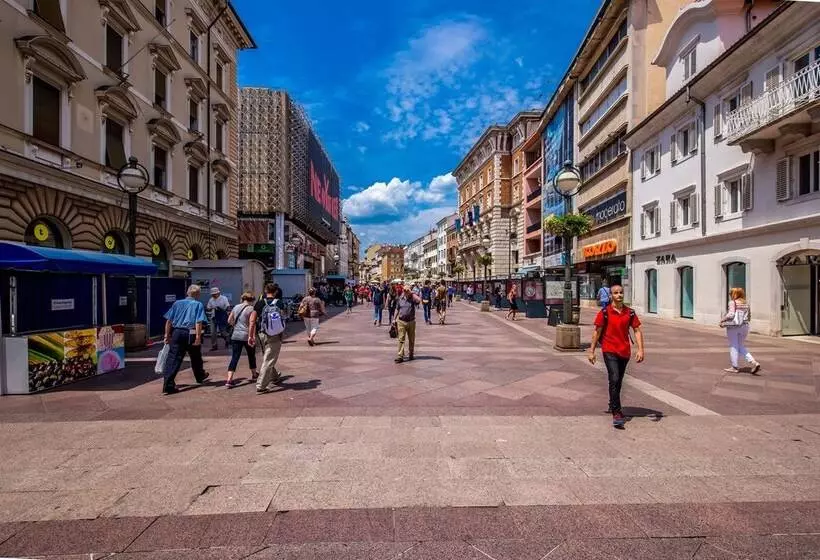 Number 1 Deluxe Apartments