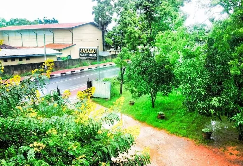 پانسیون Jayaru Guest House