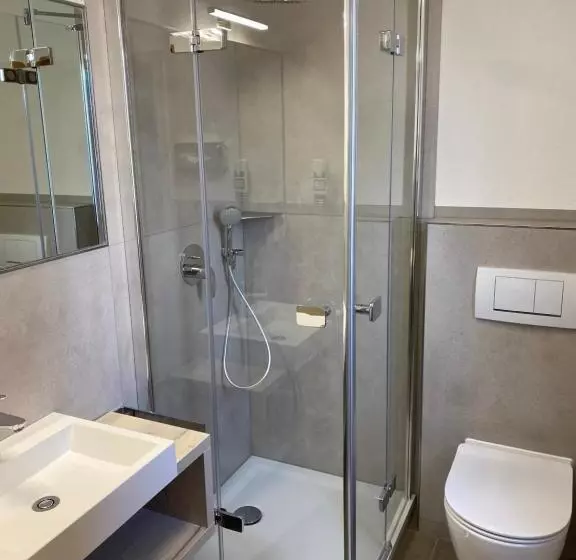 Hotelli & Restaurant Kronenhof Am Weser Radweg