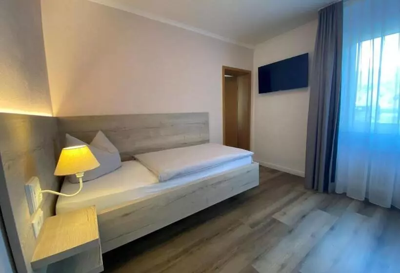 Hotelli & Restaurant Kronenhof Am Weser Radweg