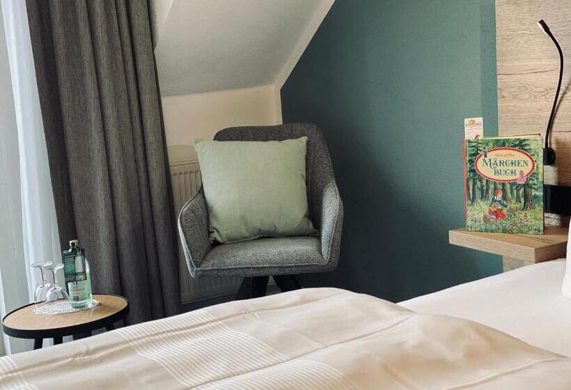 ホテル & Restaurant Kronenhof Am Weser Radweg