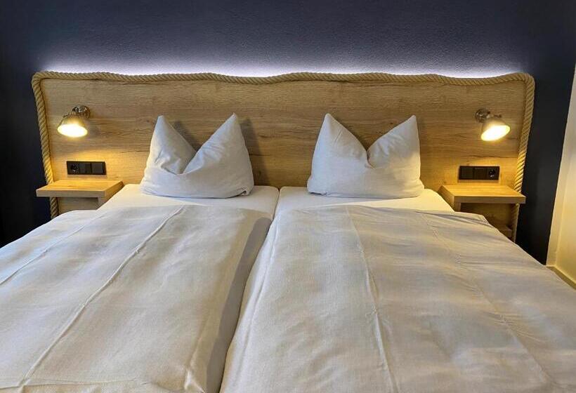 ホテル & Restaurant Kronenhof Am Weser Radweg