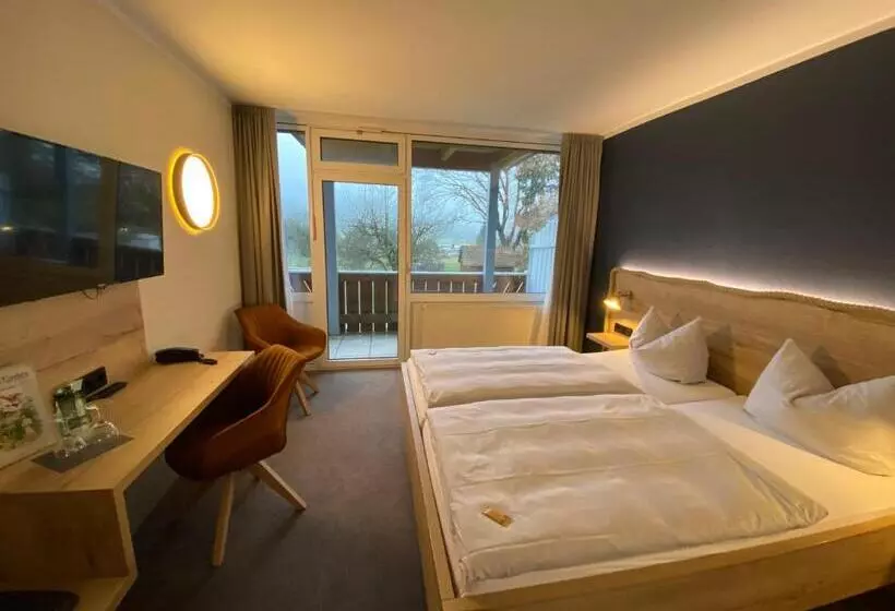 Hotelli & Restaurant Kronenhof Am Weser Radweg