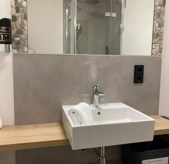 Hotelli & Restaurant Kronenhof Am Weser Radweg