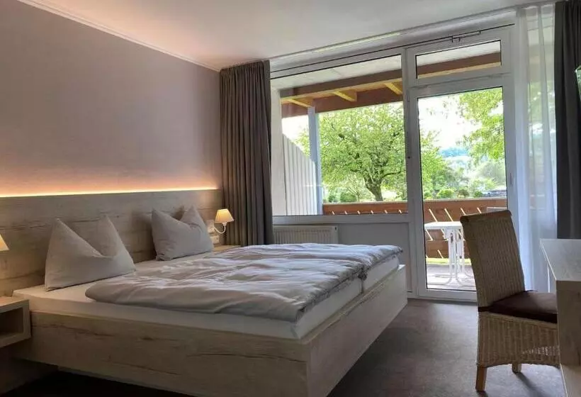 Hotelli & Restaurant Kronenhof Am Weser Radweg