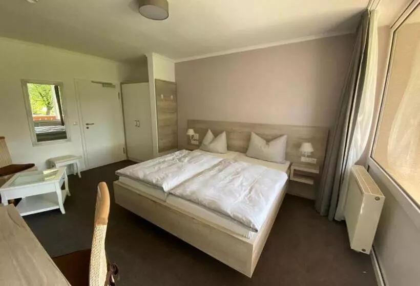 Hotelli & Restaurant Kronenhof Am Weser Radweg