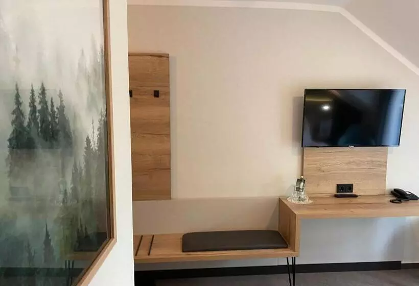 Hotelli & Restaurant Kronenhof Am Weser Radweg