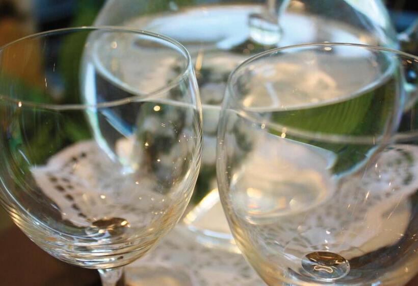 ホテル & Restaurant Kronenhof Am Weser Radweg