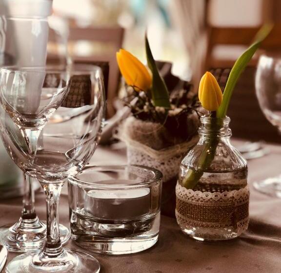 ホテル & Restaurant Kronenhof Am Weser Radweg