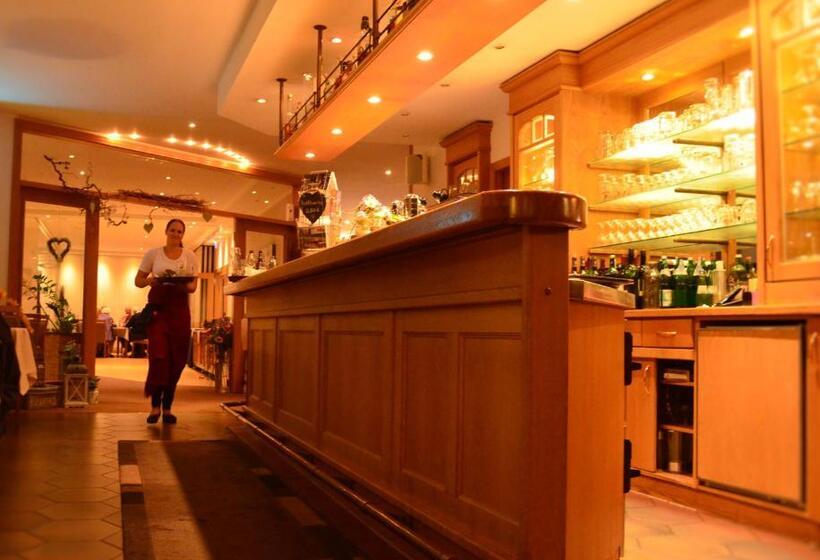 ホテル & Restaurant Kronenhof Am Weser Radweg