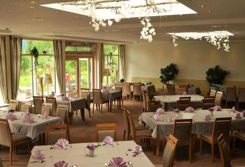 Hotelli & Restaurant Kronenhof Am Weser Radweg