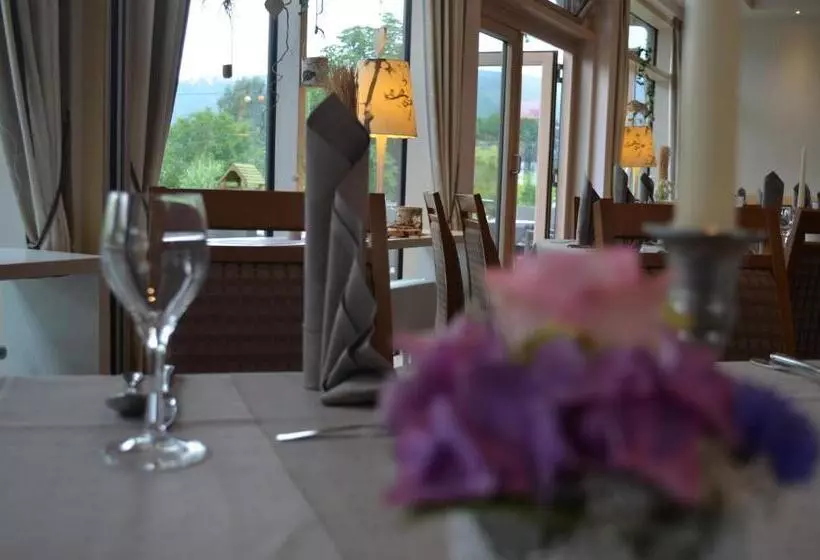 Hotelli & Restaurant Kronenhof Am Weser Radweg