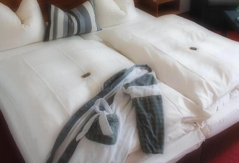 ホテル & Restaurant Kronenhof Am Weser Radweg