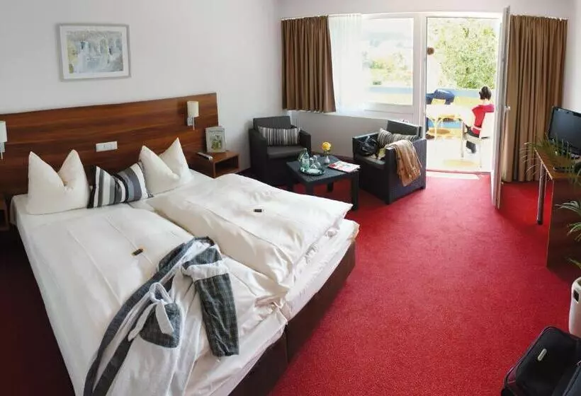 Hotelli & Restaurant Kronenhof Am Weser Radweg