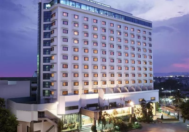 בית מלון כפרי Lanna Palace 2004