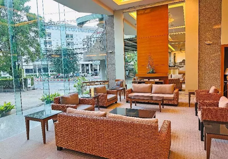 בית מלון כפרי Lanna Palace 2004