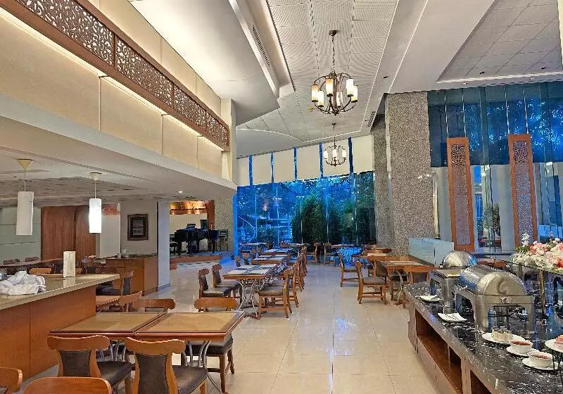 בית מלון כפרי Lanna Palace 2004