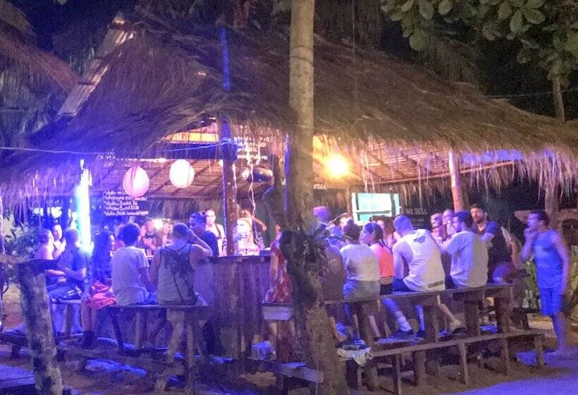 Yellow Moon M23 Hostel