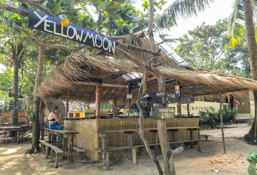 Yellow Moon M23 Hostel