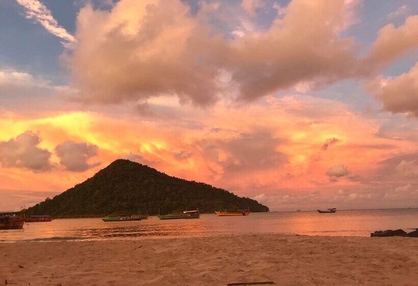 Yellow Moon M23 Hostel