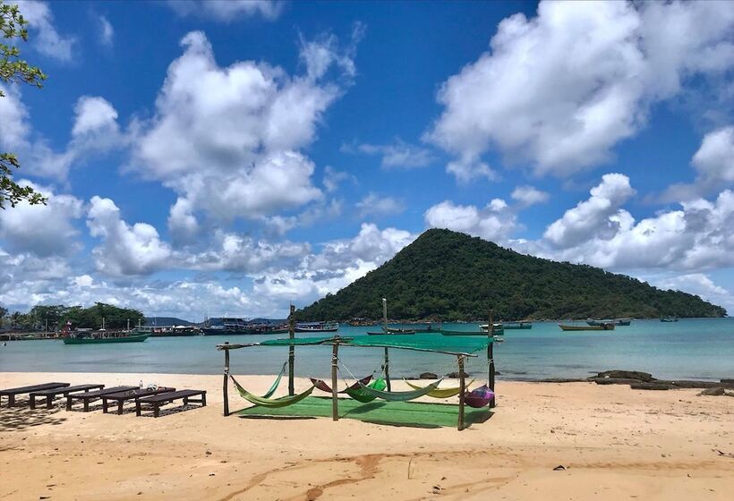 Yellow Moon M23 Hostel