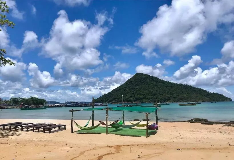 Yellow Moon M23 Hostel