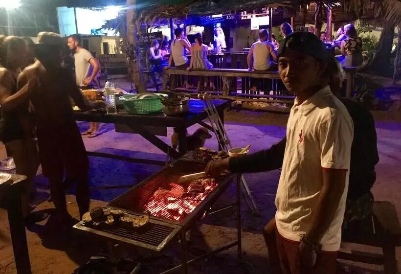 Yellow Moon M23 Hostel