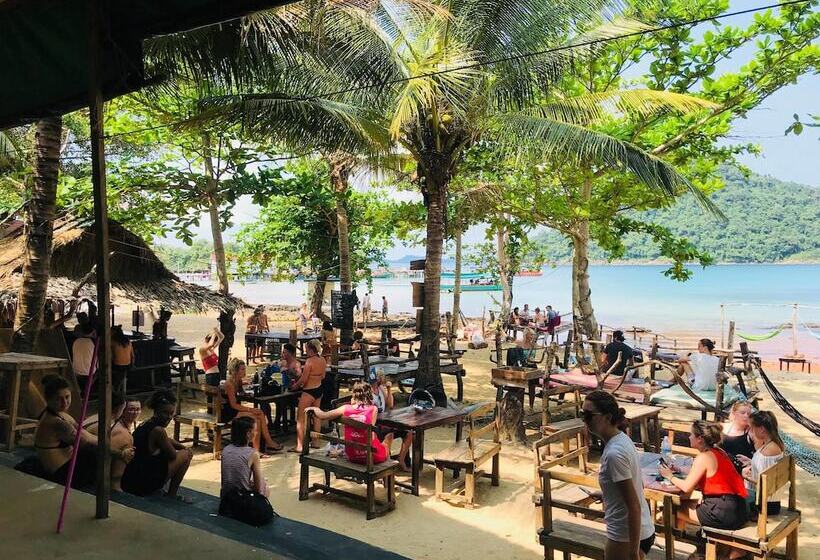 Yellow Moon M23 Hostel