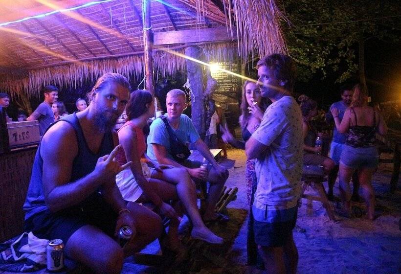 Yellow Moon M23 Hostel