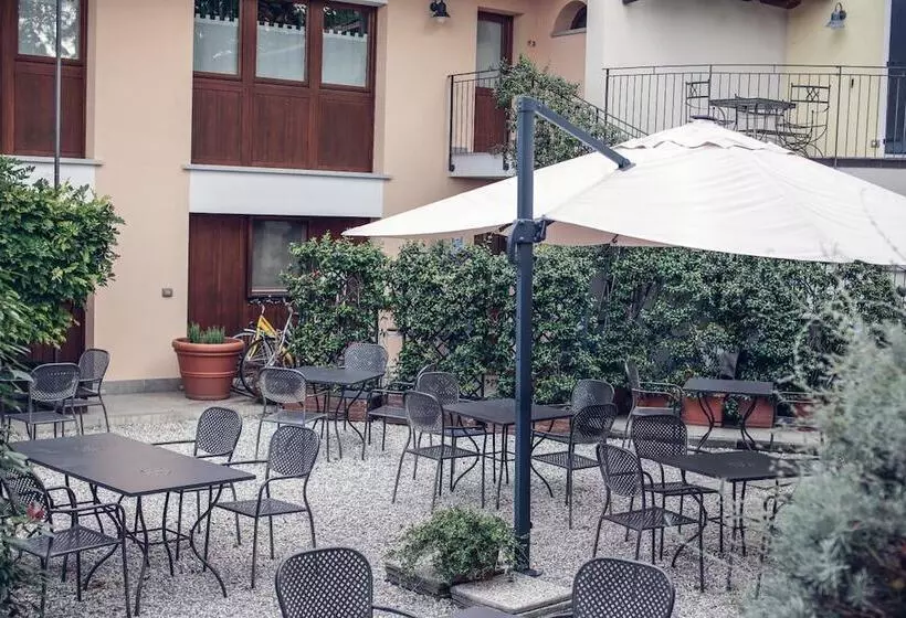 تختخواب و صبحانه Locanda Orologio