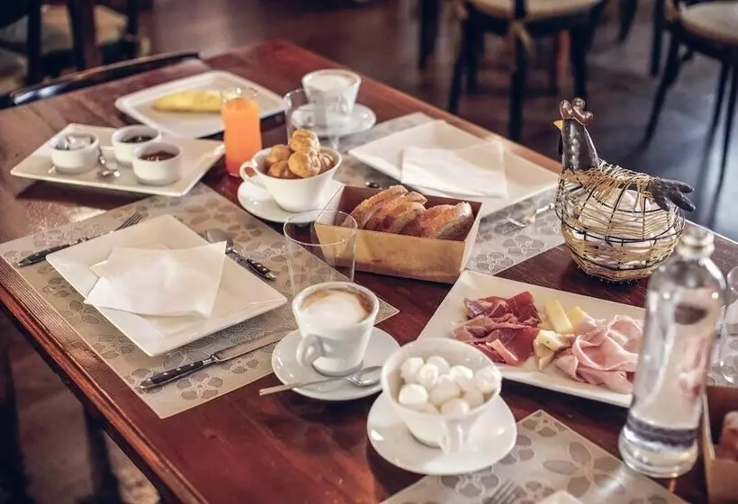 تختخواب و صبحانه Locanda Orologio