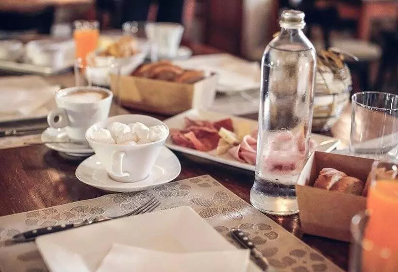 تختخواب و صبحانه Locanda Orologio