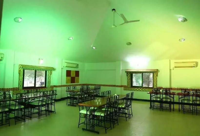 ホテル Tourist Village Khajuraho