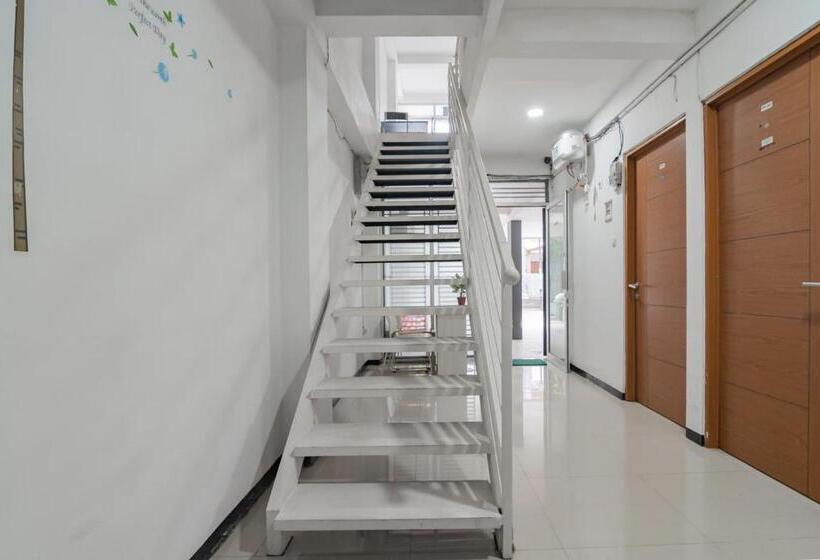 Hotel Reddoorz Syariah Near Regol Park Bandung