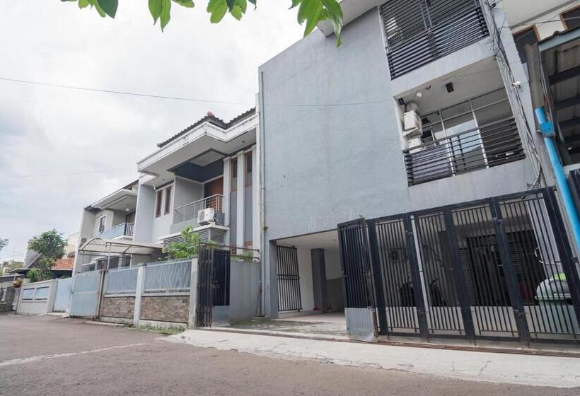 Hotel Reddoorz Syariah Near Regol Park Bandung