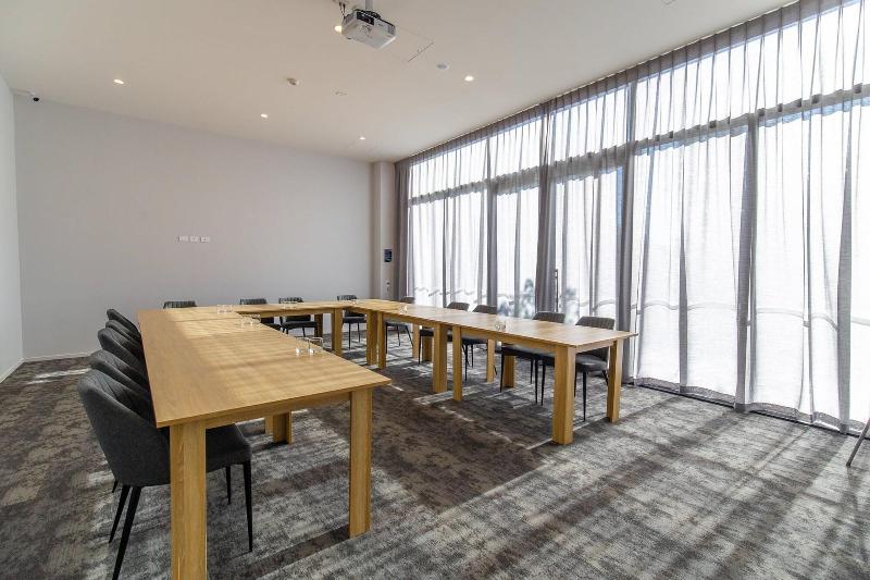 Hidden Lake Hotel & Apartments