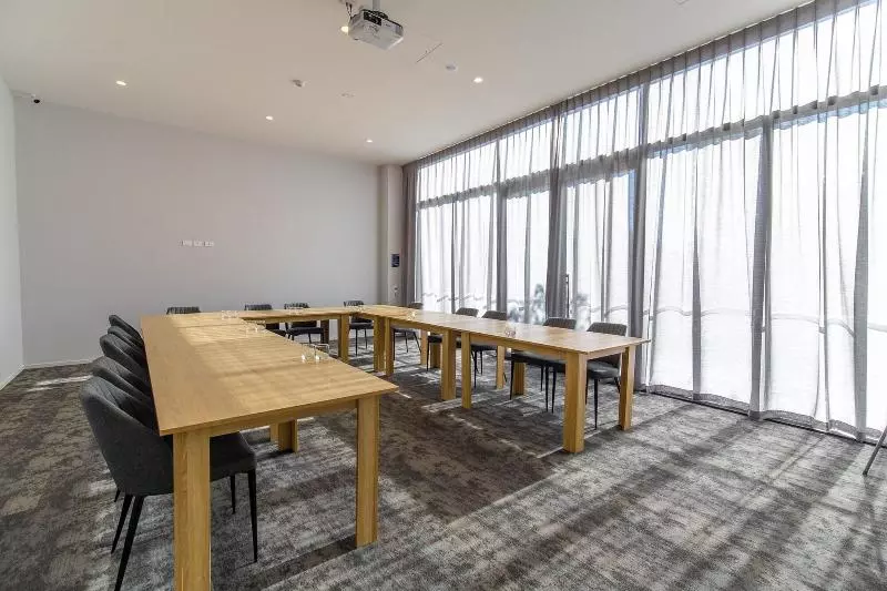 Hidden Lake Hotel & Apartments