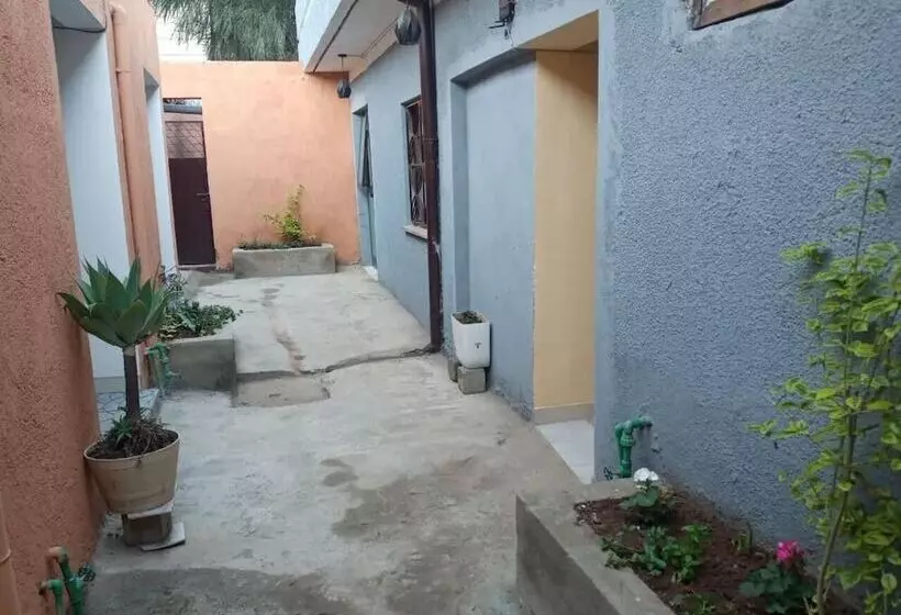 تختخواب و صبحانه Lucy Guest House