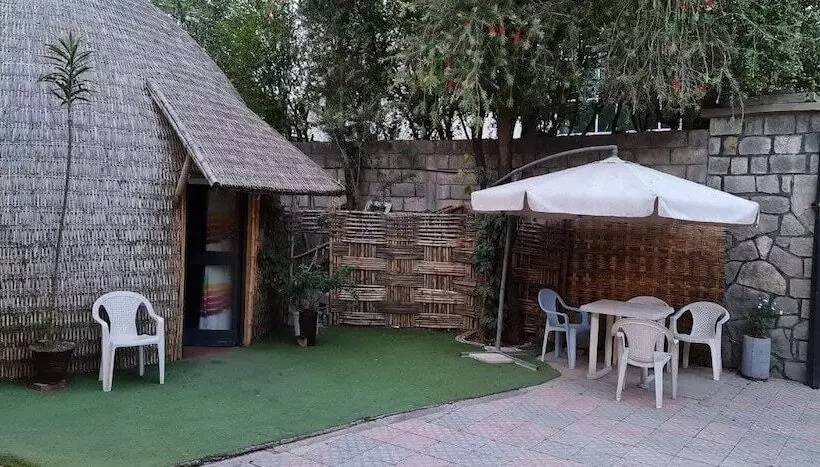 تختخواب و صبحانه Lucy Guest House