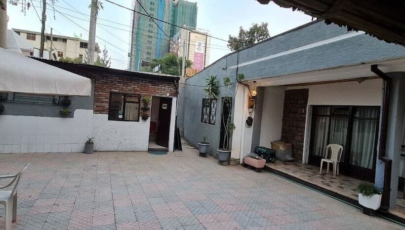 تختخواب و صبحانه Lucy Guest House