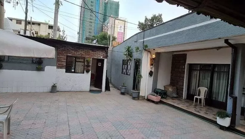 تختخواب و صبحانه Lucy Guest House