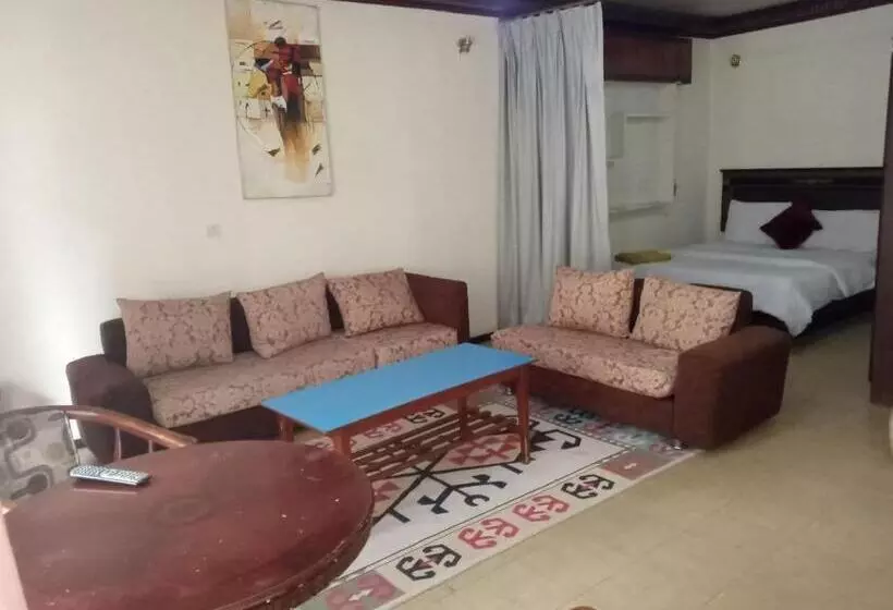 تختخواب و صبحانه Lucy Guest House