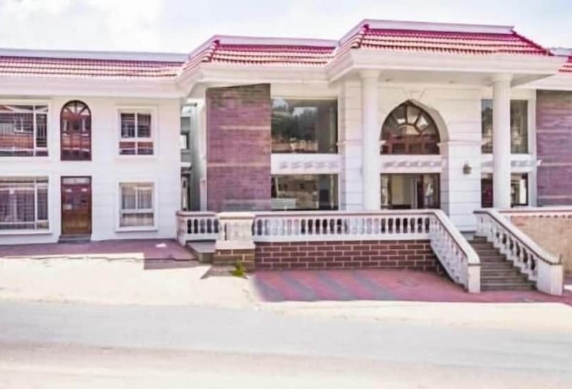 בית מלון כפרי The Majestic Crown