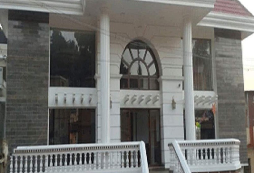 בית מלון כפרי The Majestic Crown