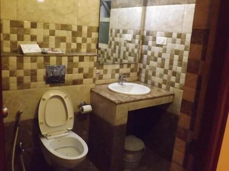 בית מלון כפרי The Majestic Crown